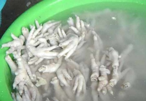 Để những chiếc chân gà mang bán trông bắt mắt và sạch sẽ, nhiều cửa hàng không ngại dùng oxy già để tầy trắng chúng khi mang đi bán. Trong năm 2009, đoàn kiểm tra liên ngành Quận 3 (TP HCM) đã phát hiện 170,5 kg chân gà đóng gói giống với loại đông lạnh nhập khẩu. Trong đó có 9,5 kg chân gà đang được ngâm trong nước ôxy già để tẩy trắng. Ảnh minh họa.