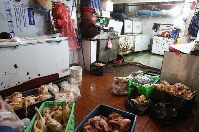 Thậm chí, cơ sở này còn bơm nước vào từng con gà nhằm tăng trọng lượng và làm cho da, bắp gà căng lên để bán cho người tiêu dùng. Toàn bộ số gà được chế biến trên nền nhà bẩn, nhớp nháp, không đảm bảo vệ sinh. Ảnh: Zing.