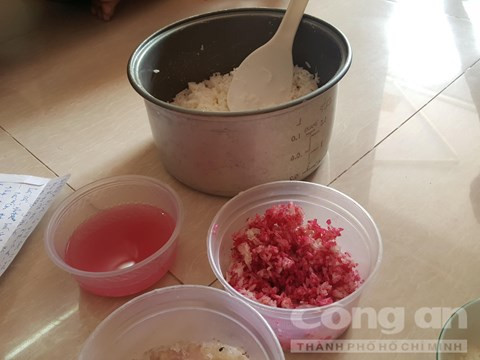 Đặc biệt, khi thấy cơm chuyển màu khác lạ, người dùng nên ngừng việc sử dụng loại gạo vừa mua vì có thể chúng bị tẩm ướp hóa chất, không an toàn cho sức khỏe. Ảnh: Công an TP HCM.