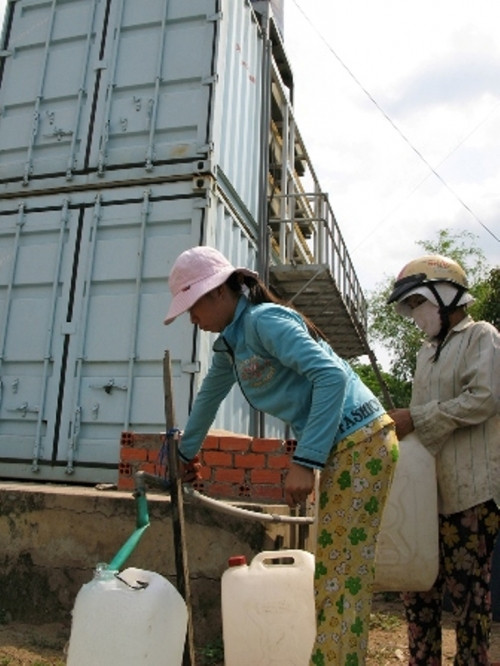 Người dân đang chắt chiu từng giọt nước ngọt mua với giá đắt đỏ. Ảnh: Báo Ngày nay.
