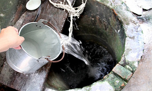 Một trong những dịch vụ đang "ăn nên làm ra" ở các vùng miền Tây gặp hạn, mặn đó là bán nước ngọt sinh hoạt. Trung bình nước ngọt có giá 60.000 - 80.000 đồng/m3. Ở những vùng xa, không thuận tiện di chuyển, chi phí cho mỗi m3 nước có thể lên tới cả trăm nghìn đồng. Ảnh minh họa.