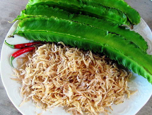 Những con ruốc khi hấp chín sẽ có màu hơi hồng, các giác bám quăn ngược lại thành những vòng tròn nhỏ. Ảnh: Amthuc365.