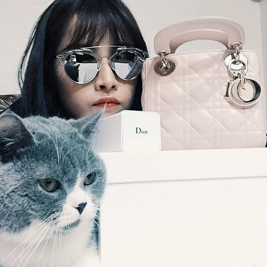 Cả hai ngôi sao trẻ ngày càng đẳng cấp hơn khi "xài" hàng hiệu đắt tiền. Trong hình Chi Pu mua túi Dior (có giá khoảng 80 triệu đồng) và cặp kính hàng hiệu So Real sang chảnh (có giá 10 -15 triệu đồng).