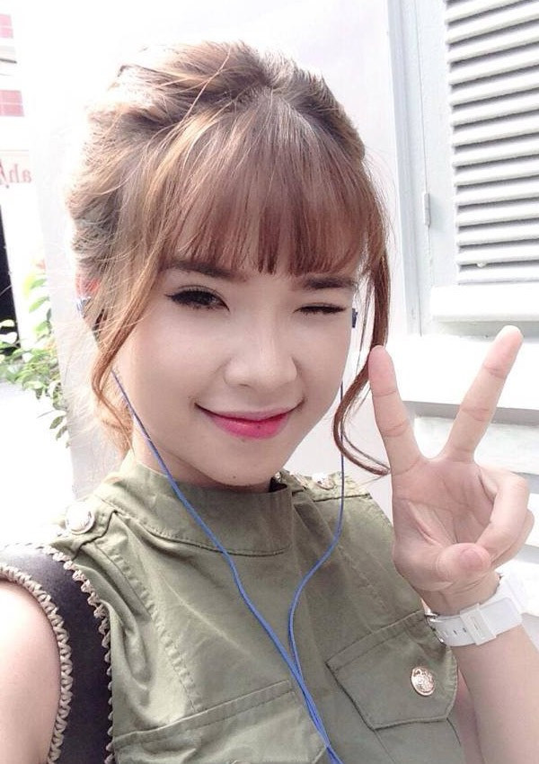 Ngoài ra, Khởi My cũng kiếm được tiền tỷ khi nhận nhiều hợp đồng quảng cáo -số tiền mà không phải 9x nào cũng có thể kiếm được khi còn rất trẻ tuổi.