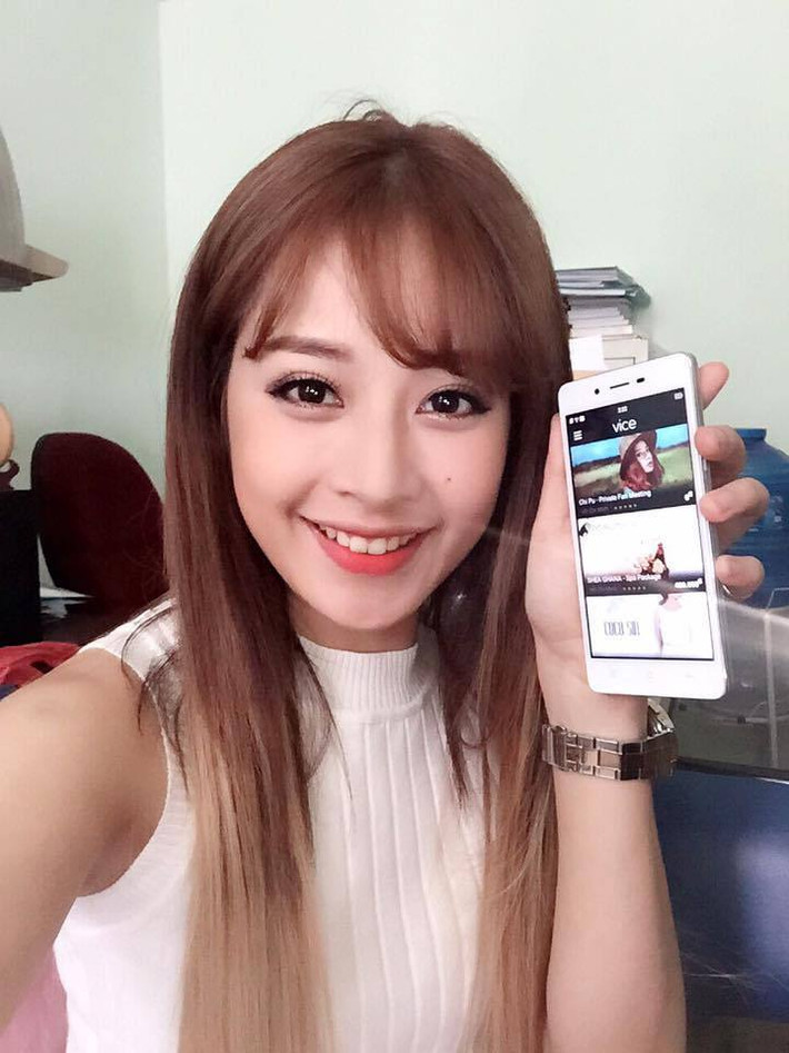 Cô nàng hot girl Chi Pu kiếm được tiền tỷ từ các vai diễn phim điện ảnh và hợp đồng quảng cáo "béo bở". Đại diện một nhãn hàng tiết lộ từng chi khoảng 60 triệu để chia sẻ thông tin về dịch vụ của mình trên Fanpage của Chi Pu.