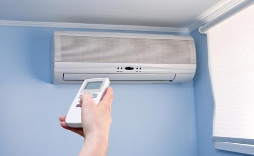Hiện tại, dòng điều hòa 1 chiều Panasonic CU/CS-KC9QKH-8 - 9.000BTU có giá gần 8 triệu đồng, điều hòa Electrolux 2 chiều 9000BTU ESM09HRF bán gần 7 triệu đồng, điều hòa 1 chiều SHARP AH-A12MEW 9 triệu đồng, Gree 2 chiều GWH12NB-K1NNB1C bán từ 8,5 - 8,8 triệu đồng, Toshiba 1 chiều RAS-H10S3KS-V có giá gần 8 triệu đồng. Ưu điểm của các dòng này là công suất khá, một số có tính năng Eco tiết kiệm điện năng.