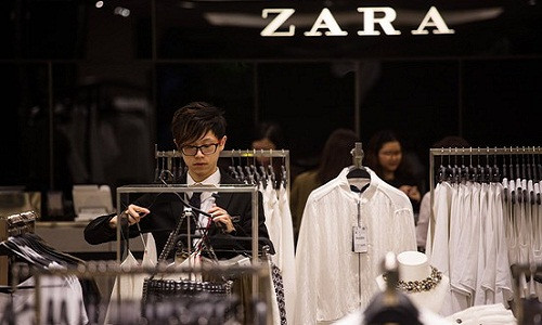Gần đây, thông tin nhãn hàng hiệu bình dân Zara mở cửa hàng ở Việt Nam khiến các tín đồ thời trang Việt "nhấp nhổm không yên". Mặc dù chưa có thêm bất kỳ thông tin chính thức nào của hãng về thời điểm, địa điểm mở cửa hàng ở Việt Nam, song khách Việt có thể tham khảo một số thông tin đã hé lộ về bộ sưu tập Zara xuân hè 2016 có thể sẽ về Việt Nam nếu cửa hàng được mở trong thời gian gần nhất.