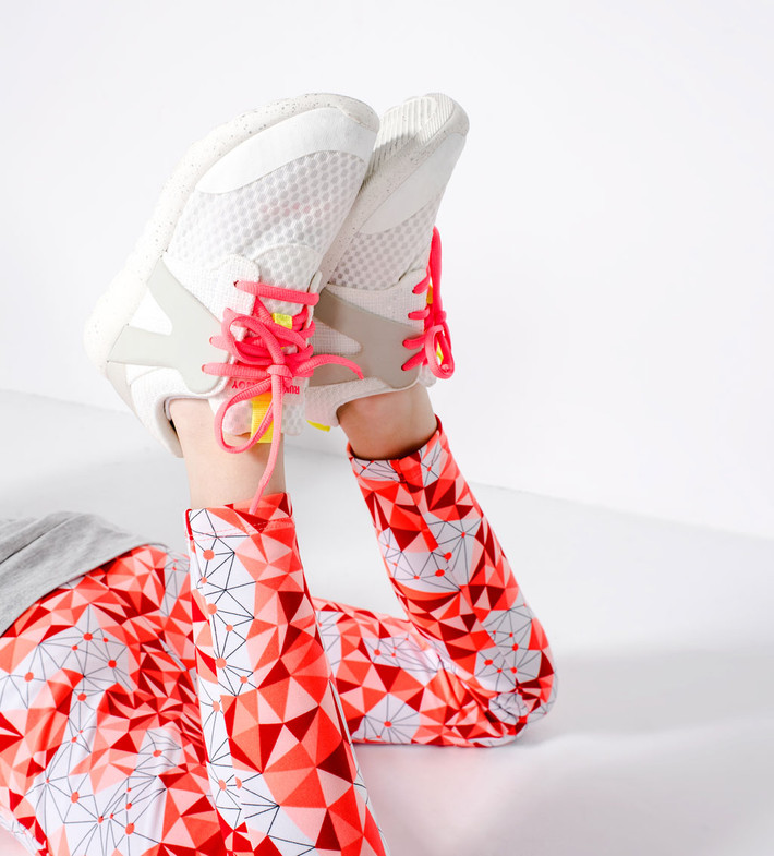 Quần Legging Technical được rao bán trên website với giá 19.90 USD (hơn 400.000 đồng), giày thể thao Sneakers có giá 35.90 USD (gần 800.000 đồng).