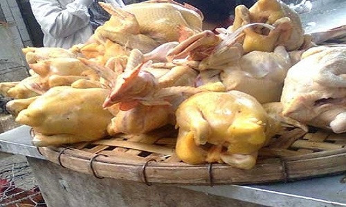 Những ngày qua, báo chí đưa tin về việc Cục Thú y đang làm việc với phía Trung Quốc để lên kế hoạch mở cửa cho con gà của nước này vào Việt Nam. Hiện 100% gà Trung Quốc nhập vào Việt Nam đều là trái phép. Điều này khiến người tiêu dùng lo lắng về cách nhận biết thịt gà Trung Quốc, gà loại thải kém chất lượng đang được bày bán trên thị trường. Ảnh minh họa.