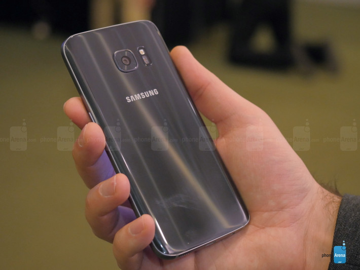 Dòng sản phẩm mới của Samsung có nhiều tính năng được đánh giá là "đáng tiền" như khả năng chống nước, camera tốt, trang bị chip xử lý mới mà mạnh nhất của Qualcomm, chip Snapdragon 820. Ảnh: Phone Arena.