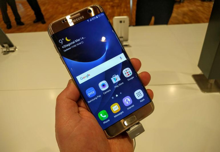 Một trong những điểm trừ của Samsung S7 đang "nóng" các diễn đàn, trang mạng công nghệ đó là thời lượng pin của chiếc điện thoại không ấn tượng như những gì Samsung quảng cáo. Dù sở hữu dung lượng pin lớn hơn S6, nhưng thời lượng thực tế của S7 lại kém hơn. Nếu bạn là người hay sử dụng điện thoại thì điều này khá bất tiện.