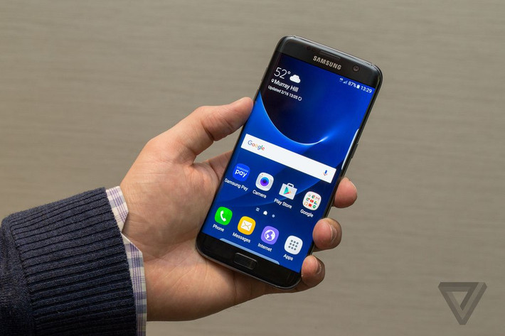 Hãy đưa ra nhận định của bạn khi trải nghiệm thực tế chiếc Samsung Galyxy S7 tại cửa hàng bán điện thoại, cân nhắc những yếu trên để đưa quyết định chính xác, có nên chi hơn 16 triệu đồng để mua smartphone mới của Samsung. Ảnh: Theverge.