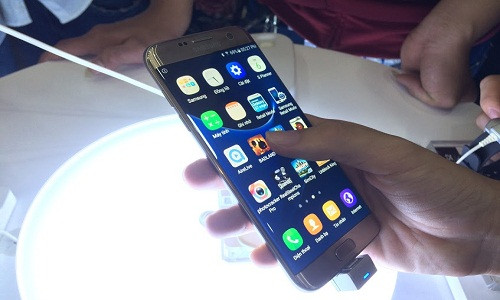 Vừa lên kệ tại Việt Nam, bộ đôi của SamSung gồm Samsung Galaxy S7 và S7 Edge đã gây sự chú ý vì thiết kế, cấu hình và các tính năng mới. Tuy nhiên, nhiều người phân vân khi chọn mua dòng smartphone mới của Samsung vì mức giá của chúng khá đắt, dao động trong ngưỡng gần 16 triệu đồng/chiếc, Ảnh: VOV