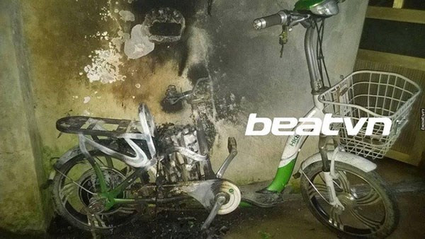Nghi vấn xe đạp điện HKBike phát nổ khi đang sạc đang gây hoang mang cho người tiêu dùng những ngày gần đây. Đại diện phía HKBike cho biết: "Hiện hãng cũng đã xác nhận có hình ảnh trên xuất hiện trên mạng xã hội và thông tin trên Internet, nhưng chưa hề có bất kỳ một phản hồi nào từ phía khách hàng nào về cho HKBike. Đây là một mẫu xe cũ được sản xuất cách đây 2 năm và rất khó để xác minh liệu có phải là xe của HKBike hay không, do cháy từ pin hay từ một vấn đề nào khác từ bên ngoài tác động vào...?".