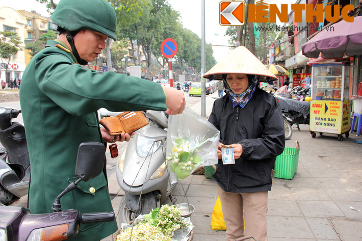 Những búp hoa bưởi trắng ngần với hương thơm thoang thoảng, dịu nhẹ níu chân những người qua đường dừng lại mua hoa.