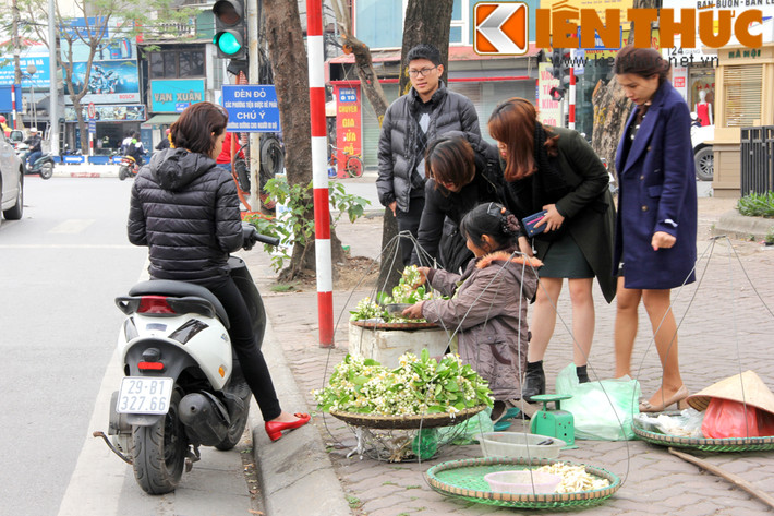 Các mẹ. các chị mua hoa bưởi về đặt lên bàn thờ gia tiên, nấu chè hay pha nước gội đầu cho tóc thơm thoang thoảng, cắm một bình nhỏ bên bàn làm việc...