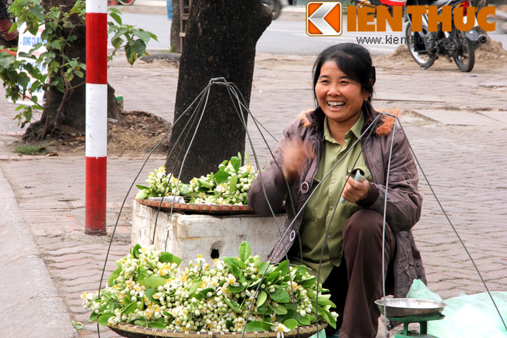 Nụ cười tươi tắn của người phụ nữ khi bán được hàng khiến tháng 3 Hà Nội thêm dịu dàng, ấm áp.