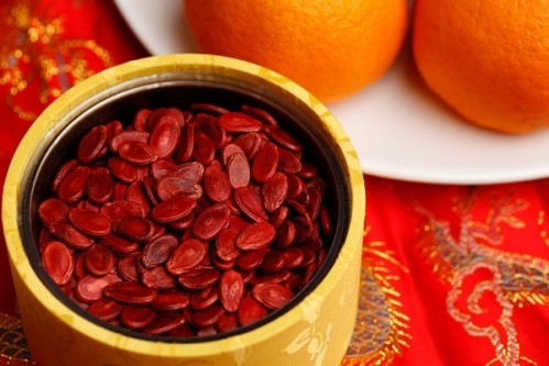 Một trong những chất cấm dùng trong thực phẩm bị phát hiện trong nhiều năm gần đây đó là chất Rhodamine B. Rhodamine B dùng trong công nghiệp nhuộm vải nhưng lại được lái thương dùng để nhuộm đỏ hạt dưa, tương ớt, ớt bột, sa tế, bột gia vị bò... màu sắc bắt mắt, bán được giá. Chúng bị cấm dùng trong thực phẩm vì khó phân hủy, tồn dư lâu ngày nếu vào cơ thể và gây hại cho sức khỏe, đặc biệt có thể gây tổn thương gan và ung thư.