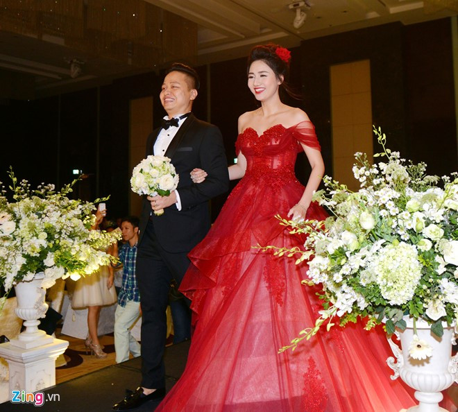 Trước khi diễn ra đám cưới, Trà My khá kín tiếng và hầu như ít tiết lộ thông tin về doanh nhân Lê Hoàn. Chính vì thế, những thông tin về ông xã của Á hậu càng khiến công chúng tò mò. Được biết, chồng Á hậu Trà My xuất thân trong gia đình giàu có, anh cũng sở hữu khối tài sản khiến nhiều người kiêng nể. Để tổ chức đám cưới với người đẹp, chú rể Lê Hoàn đã tổ chức đám cưới tại khách sạn hạng sang ở Hà Nội. Ảnh: Zing.