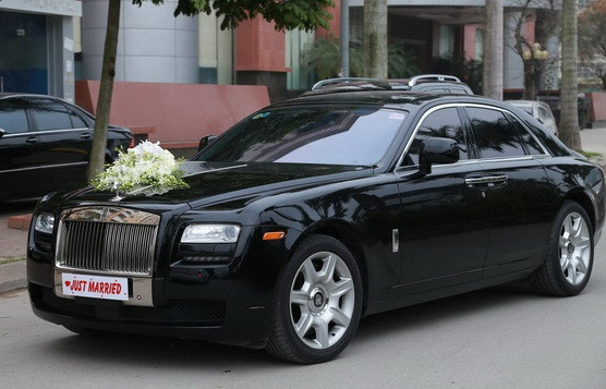 Đoàn xe rước dâu xuất hiện siêu xe Phantom Drophead Coupe. Tại thị trường Việt Nam, phiên bản mới của nó có giá khoảng 21 tỷ đồng. Ảnh: Lao Động.