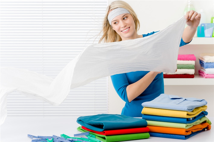 Mặc dù so với điều hòa, cây sấy quần áo tiết kiệm thời gian hơn (trung bình khoảng 1 tiếng để làm khô đồ), không khí không bị khô, tuy nhiên, việc sử dụng sản phẩm này dễ khiến quần áo, đồ dùng nhanh phai màu hoặc làm hư quần áo vì chọn chế độ sấy không thích hợp cho các loại vải khác nhau.