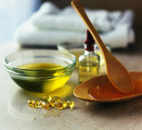 Dầu thơm, tinh dầu thật có mùi thoảng nhẹ nhưng thời gian giữ mùi lâu đến 12 giờ. Còn dầu thơm giả do có độ cồn nhiều nên ngay khi xịt, mùi khuếch tán mạnh có thể gây nhức đầu và chỉ giữ mùi trong 1 giờ.