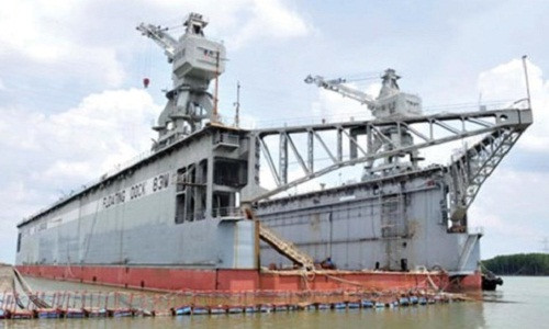 Đầu tháng 2/2016, Vinalines báo cáo Bộ GTVT cho phép bán đấu giá công khai nguyên trạng ụ nổi 83M với giá khởi điểm bằng mức thẩm định là 34,8 tỷ đồng, để thực hiện tái cơ cấu. Hiện nay, ụ nổi vẫn chưa có công ty nào mua. Không chỉ vậy, nhiều đại gia trong làng thu mua sắt vụn còn định giá ụ nổi 83M chỉ đáng giá 1 tỷ đồng, theo giá thu mua phế liệu. Ảnh minh họa.