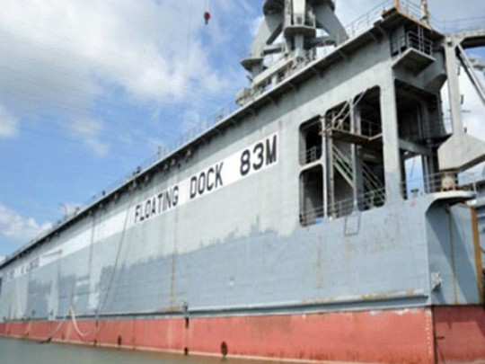 Báo cáo có dẫn chứng hồ sơ nguyên gốc của MHI (Mitsubishi Heavy Industries) cho biết 83M là số chế tạo của ụ nổi. Kích thước trong lòng ụ là: dài 171 mét x 30 mét đủ để nhận những con tàu dài 180 mét, rộng 28 mét với mớn nước 7 mét, giá trị sổ sách của ụ nổi là khoảng hơn 500 tỷ đồng. Ảnh: NLĐ.