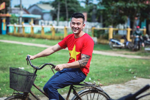 Trong số các thiếu gia Việt gây sự chú ý dư luận, gần đây, cái tên Nguyễn Hữu Phước - một doanh nhân 8x ở Đà Nẵng được nhắc đến khá nhiều, thậm chí nhiều người gọi chàng doanh nhân này là soái ca Đà Nẵng vì vẻ điển trai và khối tài sản đáng ngưỡng mộ mà anh Hữu Phước sở hữu dù còn rất trẻ.