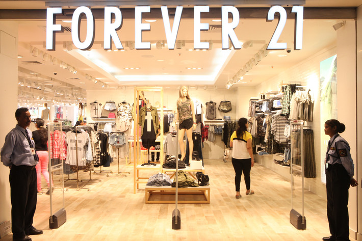 Forever 21 chọn các nước có nhân công tốt, chi phí nhân công rẻ như Malaysia, Bangladesh… để đặt các nhà máy sản xuất, giảm giá thành sản phẩm. Việc liên tục cho mẫu hàng mới cũng là cách thương hiệu này lấy lòng khách hàng. Vài tuần, hệ thống F21 có hàng mới để bán.