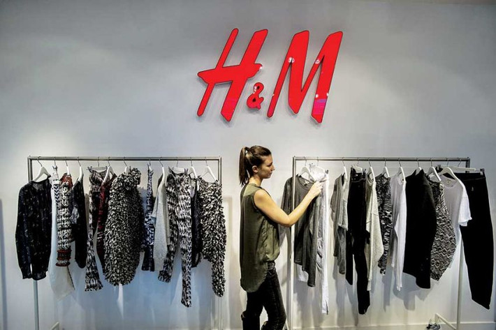 Hiện nay, có độ "hot" không kém Zara, thương hiệu H&M của Thụy Điển được nhiều khách Việt lùng mua, oder trên mạng hoặc qua đường xách tay với mức chi phí bị đội lên khá nhiều. Phong cách thời trang đa dạng (công sở, dạ tiệc hay đời thường), dành cho mọi đối tượng, thiết kế tinh tế và mức giá không quá đắt là điểm nhấn thu hút của thương hiệu này.
