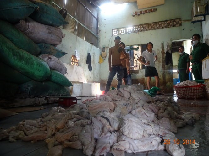 Năm 2014, trên báo Tuổi Trẻ có đưa hình ảnh rùng rợn trong cơ sở sản xuất dầu ăn bẩn tại Bình Chánh bị cơ quan chức năng phát hiện. Hàng tấn da lợn, mỡ lợn đổ đống trên nền nhà bẩn chờ chế biến. Ảnh: Tuổi Trẻ.