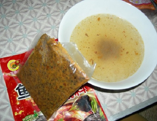 Trước đó, thông tin trên báo Người đưa tin cũng tiết lộ về một loại gia vị gọi là cần sủi. Đây thực chất là một loại gia vị nước, thường cho vào nước phở hoặc nồi lẩu để tiết kiệm thời gian, nguyên liệu và chi phí nấu nước lẩu mà vẫn đảm bảo hương vị "lừa" được khác hàng. Gói gia vị Cần Sủi mua tại một cửa hàng trên phố Hàng Buồm, Hà Nội. Ảnh: NĐT