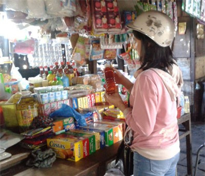 Với khoảng một thìa cà phê gia vị khuấy đều vào 1,5 lít nước nóng, sau khi nước dậy màu thêm mì chính, ít muối hoặc vài loại củ quả như dứa, cà chua, chủ hàng sẽ có ngay một nồi nước lẩu dậy mùi thơm ngon khó cưỡng, đem bán cho khách. Ảnh minh họa.