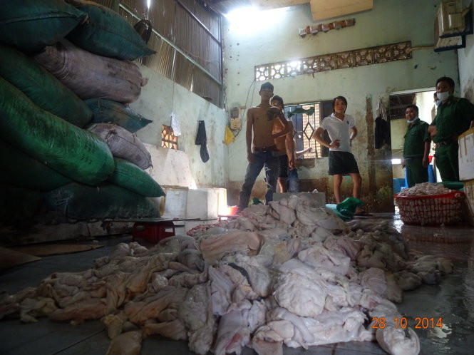 Năm 2014, trên báo Tuổi Trẻ có đưa hình ảnh rùng rợn trong cơ sở sản xuất dầu ăn bẩn tại Bình Chánh bị cơ quan chức năng phát hiện. Hàng tấn da lợn, mỡ lợn đổ đống trên nền nhà bẩn chờ chế biến. Ảnh: Tuổi Trẻ.