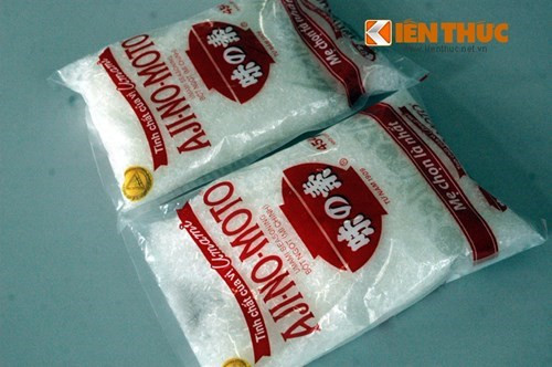 Cuối năm 2015, cơ quan CSĐT Công an quận Bắc Từ Liêm (Hà Nội) đã triệt phá một cơ sở sản xuất mì chính Ajinomoto giả. Cục hải quan cũng cảnh báo trên thị trường, các loại gia vị thường bị làm nhái, nhập lậu, không rõ nguồn gốc thường là bột ngọt, dầu vừng, dầu ăn, tương ớt. Thông tin này khiến người tiêu dùng bức xúc, bởi sức khỏe đang bị đe dọa từ những mối nguy gia vị bẩn.