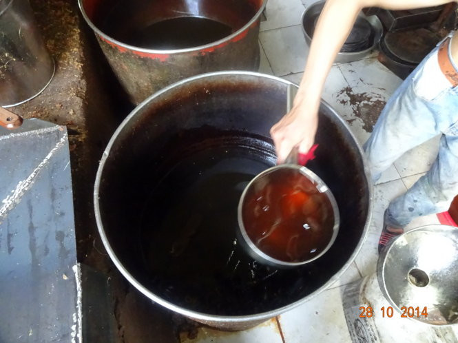 Nguyên liệu mỡ, da heo thối được thu gom từ các sạp bán thịt heo ở chợ T đầu mối với giá từ 5.000 - 10.000 đồng/1kg. Mỡ và da heo thối gom về được bỏ vào hai nồi lớn nấu trong vòng 4 tiếng, sau đó cho vào hai khuôn sắt ép trong vòng 1 tiếng để cho ra dầu thành phẩm. Ảnh: Tuổi Trẻ.