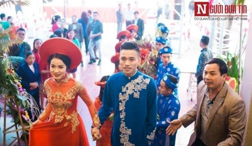 Cặp đôi tổ chức đám cưới với dàn siêu xe gây "bão" dư luận này đều có xuất thân trong gia đình giàu có ở Hà Tĩnh và Bắc Ninh. Chú rể Bảo Chung là con trai của một chủ doanh nghiệp thương mại, lâm sản tại Hà Tĩnh. Nguồn ảnh: NĐT