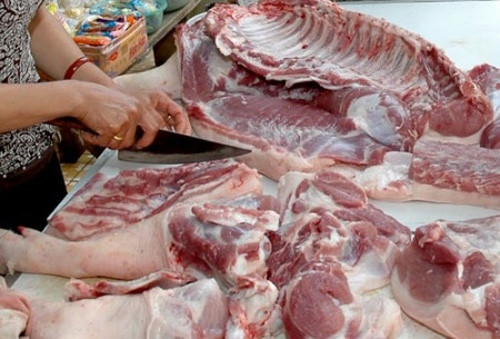 Khi cắt sâu vào bên trong, thịt heo có chất cấm khá nhũn, chảy dịch, có mùi, có độ đàn hồi kém.