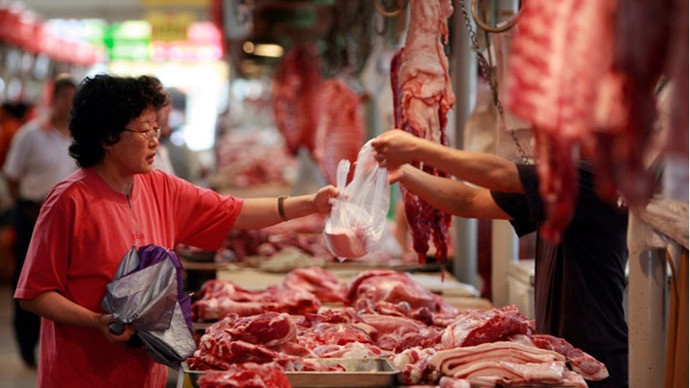 Quan sát màu sắc thịt lợn. Các loại thịt có chất tạo nạc thường có màu đỏ bóng hoặc đỏ sậm không tự nhiên. Sau khi rửa thịt, màu đỏ sậm đó lại mất đi, trông miếng thịt bị nhợt nhạt. Trong khi đó, thịt lợn thông thường có màu hồng nhạt. Ảnh minh họa.