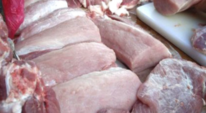 Ngoài ra, khi nấu thịt, người tiêu dùng có thể nhận biết được đó có phải là thịt lợn siêu nạc hoặc thịt có chất cấm hay không. Thịt heo có chất tạo nạc thường ra nhiều nước, khi nấu lên cũng có mùi không thơm như tự nhiên, khi ăn có cảm giác bị khô. Trong khi thông thường, chúng nấu lên không tạo váng, không ra nhiều nước.