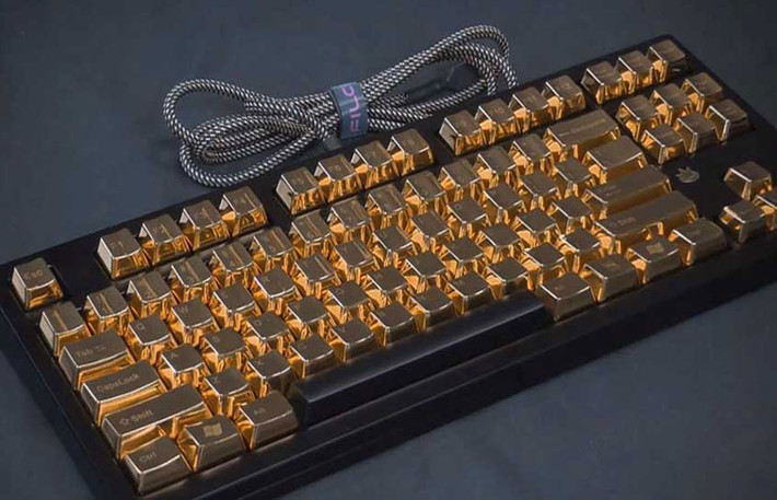 Bàn phím máy tính Kirameki Pure Gold Keyboard (360 USD - 8,16 triệu đồng).