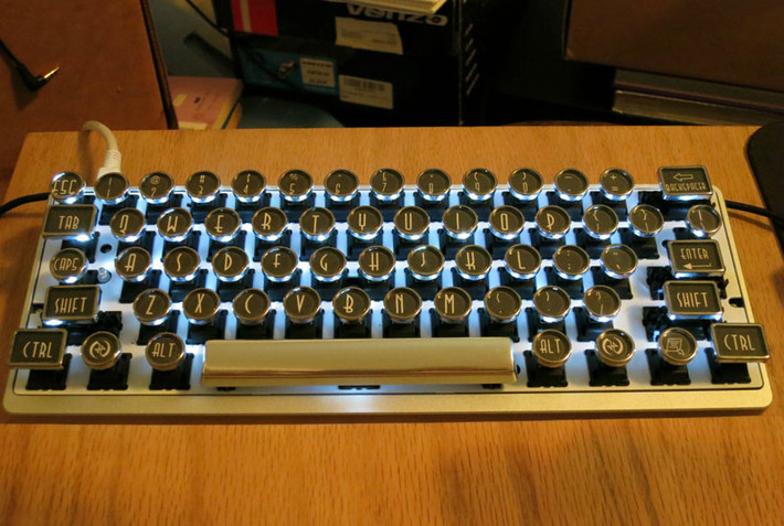 Data Mancer Custom Keyboard (1.200 USD - 27,19 triệu đồng).