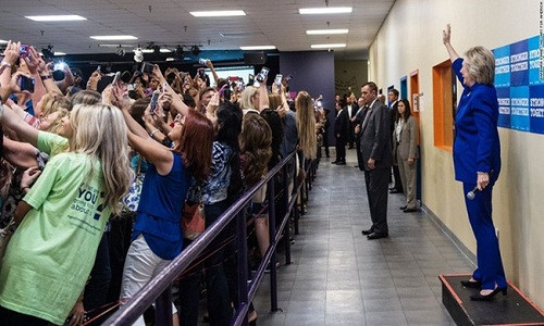 Những người ủng hộ tranh thủ selfie với ứng cử viên đảng Dân chủ Hillary Clinton trong một cuộc tranh cử Tổng thống tại Orlando ngày 25-9.