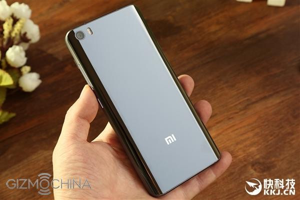 Lớp vỏ gốm được nung ở nhiệt độ 1500 độc C nên có độ bền chắc, khả năng chống trầy xước rất tốt. Ảnh: Gizmochina.