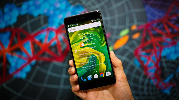 OnePlus X gây ấn tượng với khán giả nhất ở vỏ gốm độc đáo. Ảnh: Cnet.
