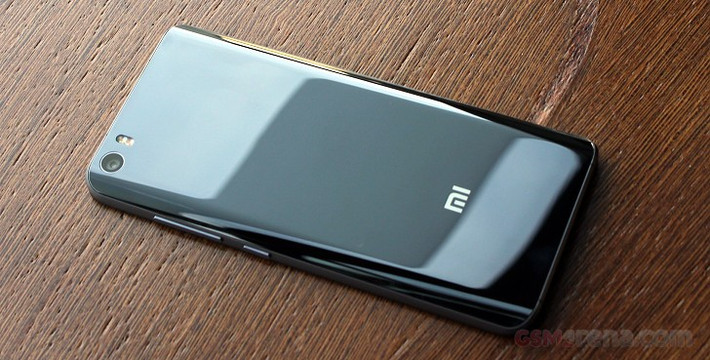 Đầu năm 2016, hãng sản xuất Xiaomi gây bất ngờ lớn khi tung ra thị trường smartphone sử dụng chất liệu gốm vô cùng đặc biệt Mi 5 Pro. Ảnh: GSMArena.