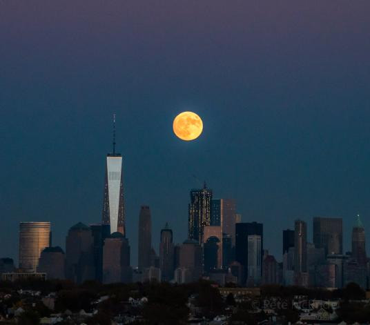 Siêu mặt trăng lớn trong vòng 70 năm xuất hiện tại quận Manhattan, New York hồi tháng 11/2016.