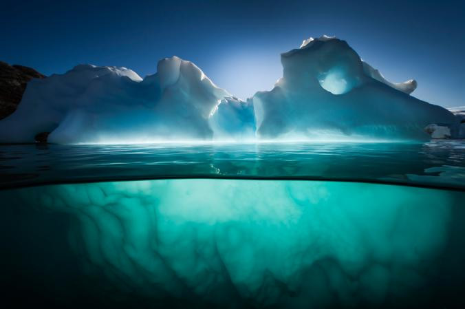 Băng Greenland bất ngờ tan chảy ồ ạt.