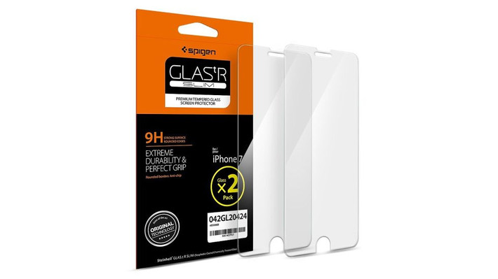 Miếng bảo vệ màn hình iPhone 7/iPhone 7 Plus được làm từ thủy tinh với lớp phủ không thấm dầu.